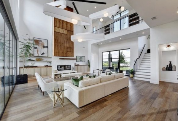 Ruang keluarga terbuka dengan langit-langit tinggi